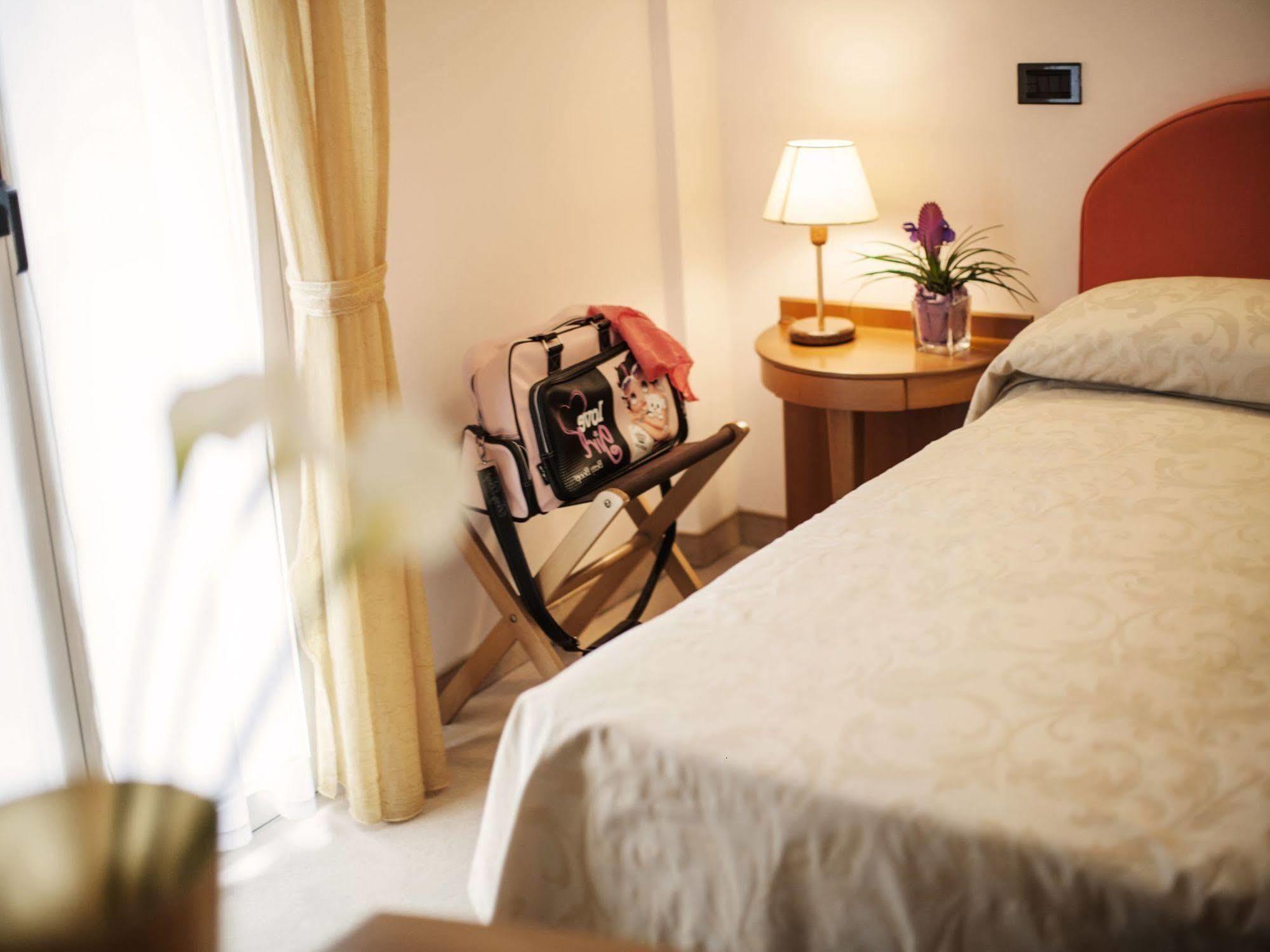 רימיני Hotel Levante מראה חיצוני תמונה