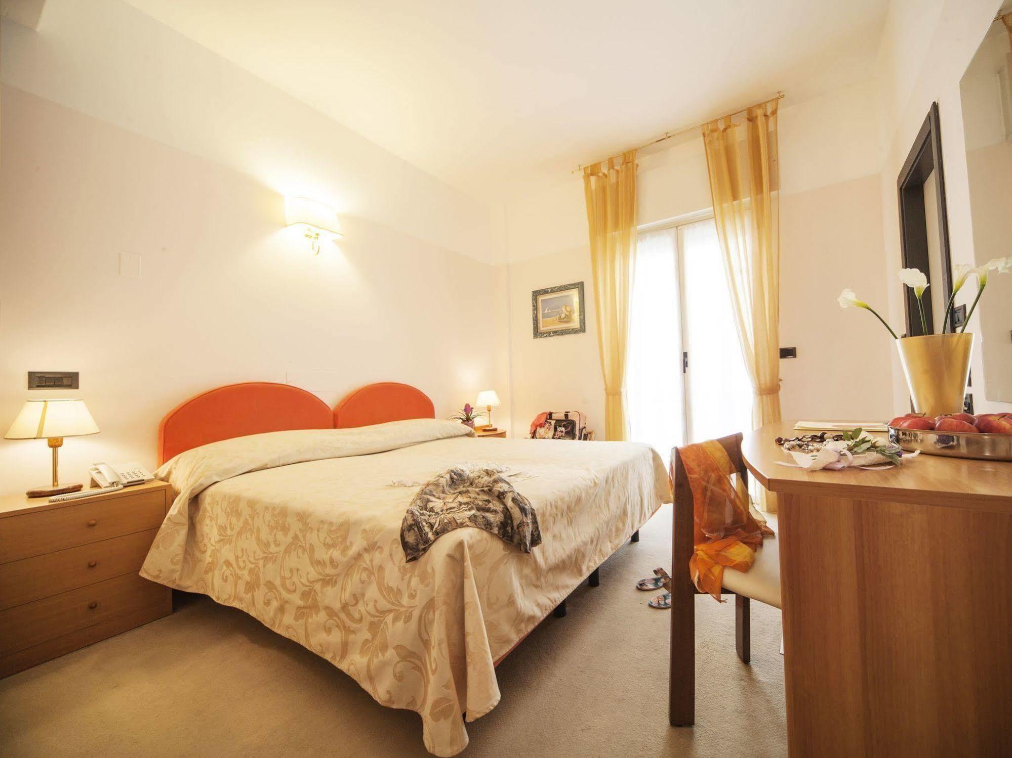 רימיני Hotel Levante מראה חיצוני תמונה